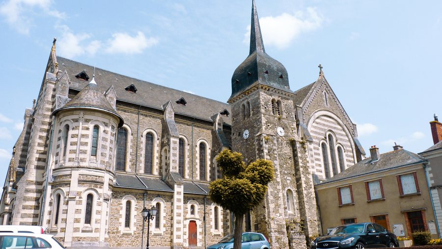 File:Église de Chanzeaux.jpg