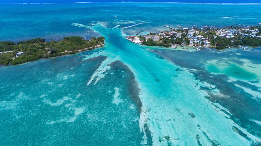 Luftaufnahme von Caye Caulker vor der Küste Belizes