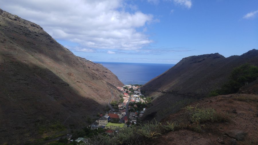 Blick von Süden über Jamestown auf St. Helena mit historischen georgianischen Gebäuden im engen Tal