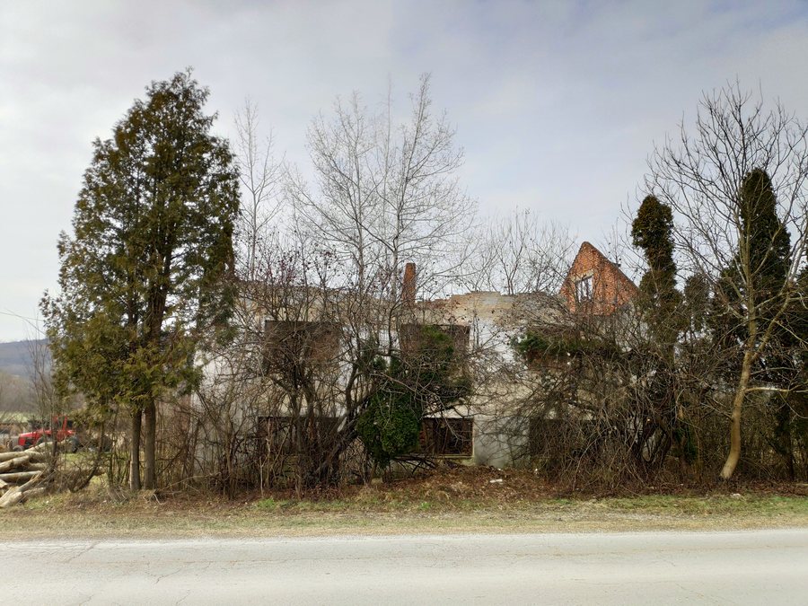 File:Vojnić (destroyed Serbian house).jpg