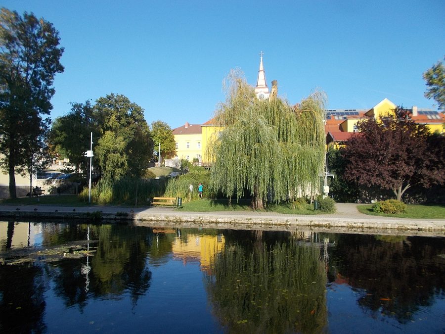 Church Hill, видимый через Малое озеро в Тапольце
