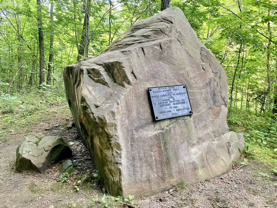 Indian Rock на тропе Wilderness Road Trail в национальном парке Камберленд-Гэп