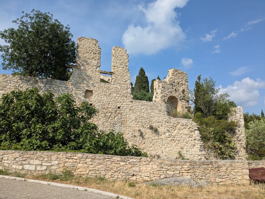 File:Méthamis - Ancien rempart 1 (juin 2025).jpg