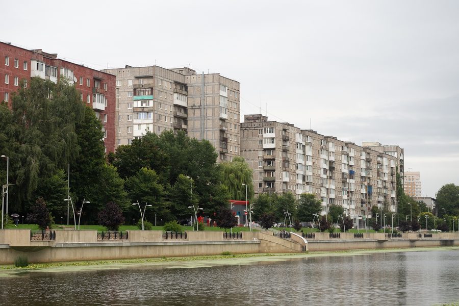 Набережная Адмирала Трибуца вдоль реки Преголи в Калининграде.
