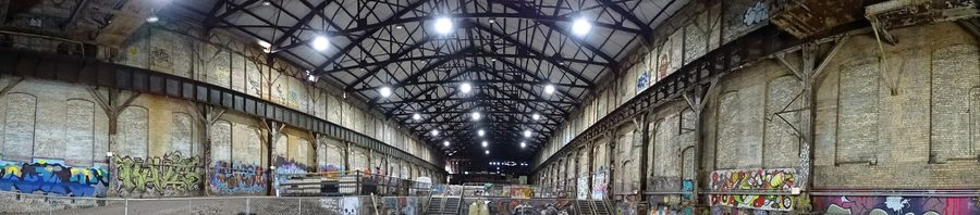 Панорама склада у Carrie Blast Furnaces National Historic Landmark с промышленной стальной конструкцией.