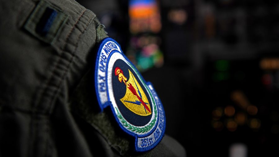 Самолет-заправщик 100th Air Refueling Wing летит над Восточной Европой.
