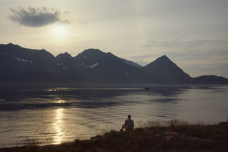 Øksfjord am Fjord mit umgebender Berglandschaft in Finnmark