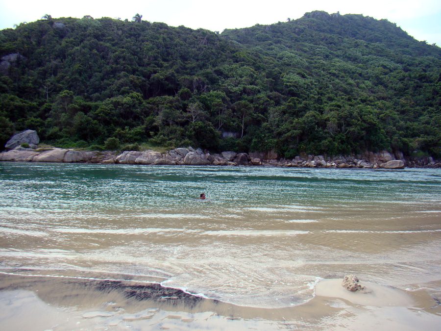 Paisagem da Guarda do Embaú, com a praia e o Rio da Madre, em Palhoça, Santa Catarina