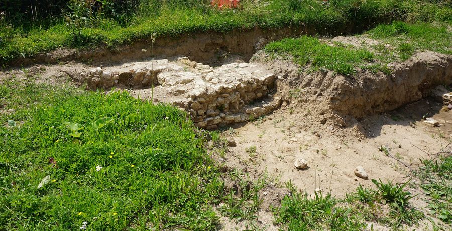 Обнаруженные при раскопках остатки стены замка в Бинцене
