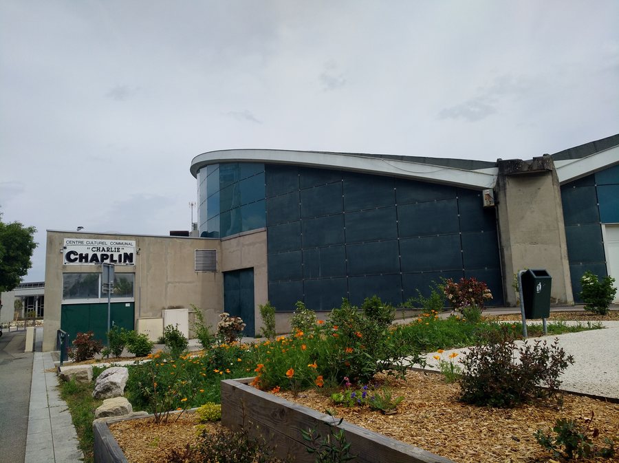 File:Vaulx-en-Velin - Centre culturel communal Charlie Chaplin (mai 2021).jpg