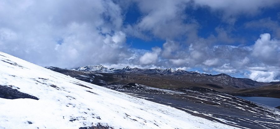 Blick auf schneebedeckte Berge an der Cumbre auf dem Weg in die Yungas im Departamento La Paz, Bolivien.