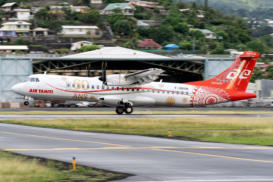 Air-Tahiti-Flugzeug bei der Landung am internationalen Flughafen Tahiti-Faaa