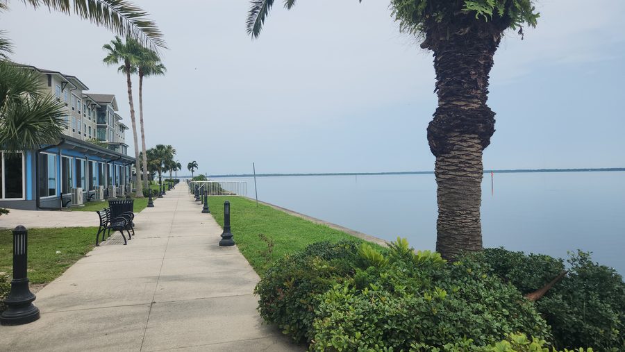 Вид на Sanford RiverWalk на берегу озера Монро в Санфорде, Флорида