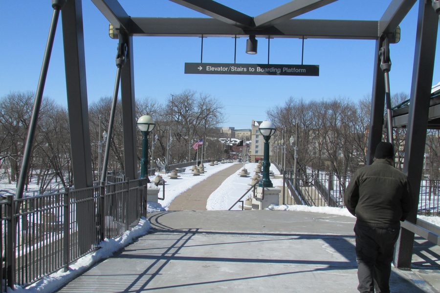 Подход к пешеходному мосту John T. Myers через реку Wabash в сторону Tapawingo Park
