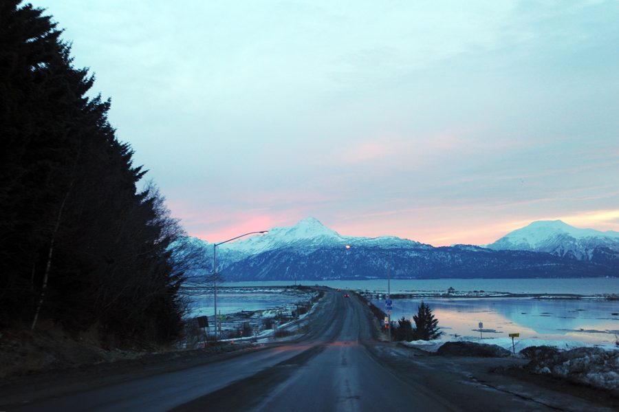 Дорога у южного конца Sterling Highway по пути к Homer Spit на Аляске