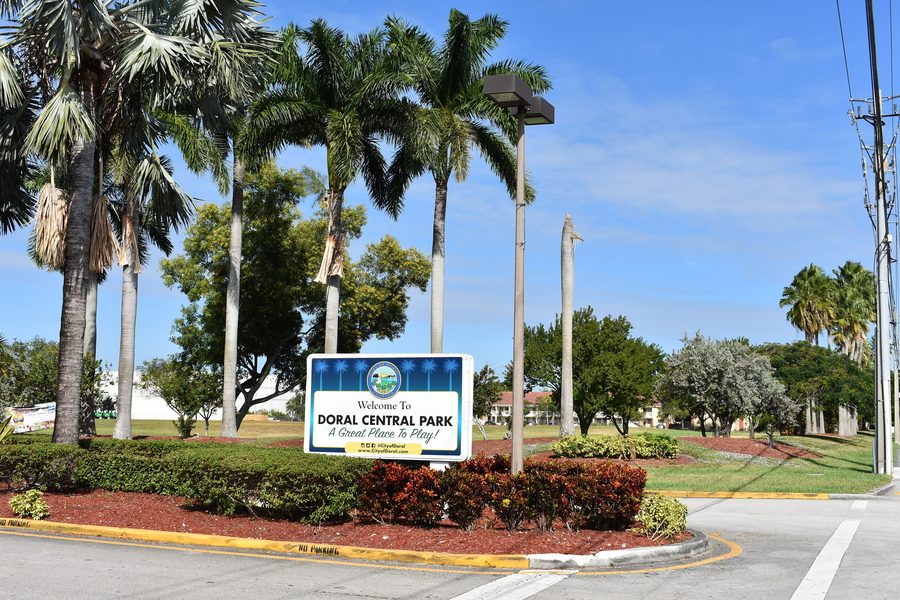 Вход в Doral Central Park в Дорале, Флорида