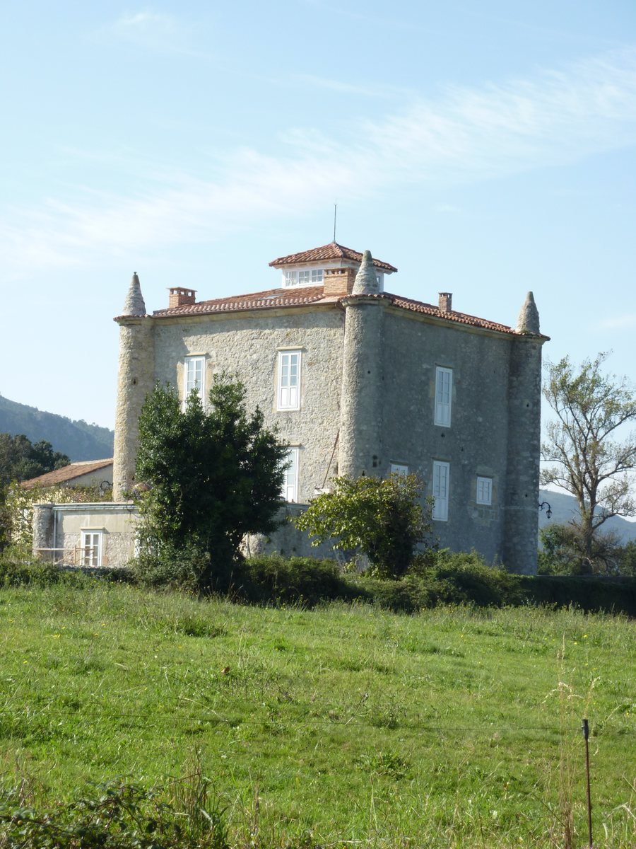 File:Torre de Gajano.Heras,Medio cudeyo..jpg