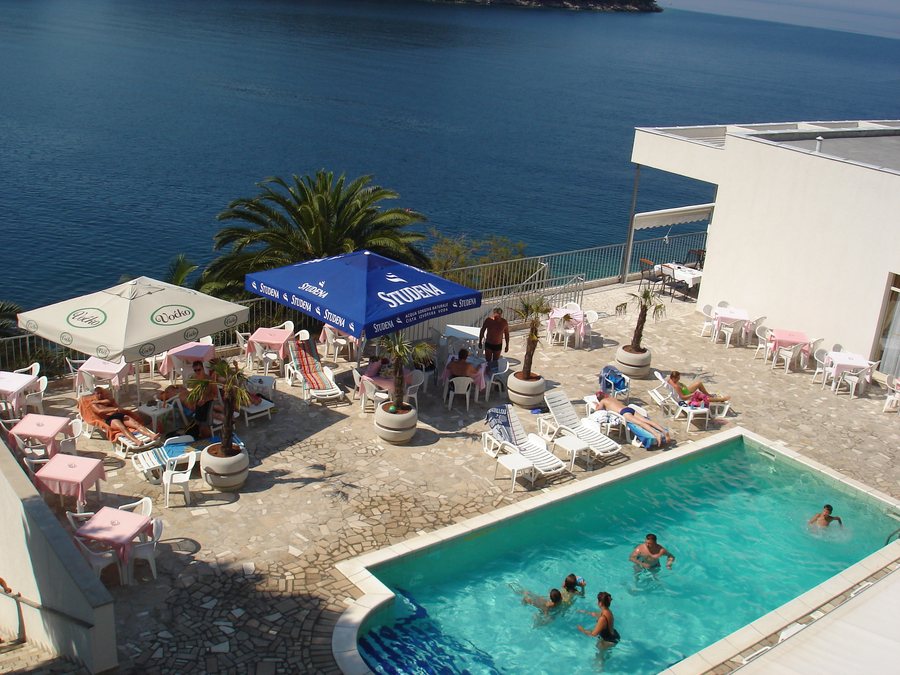 File:HOTEL BRNA - panoramio.jpg