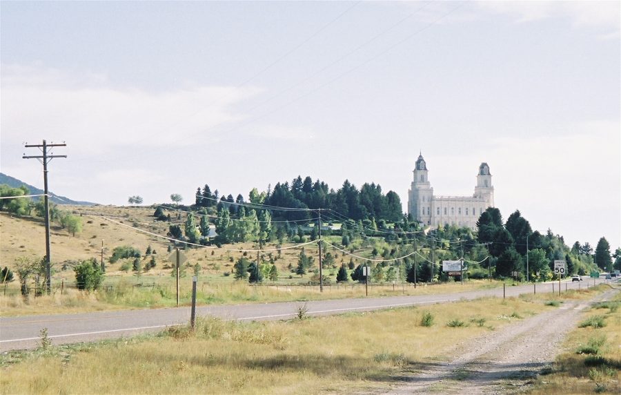 Manti Temple в Юте на расстоянии с горным ландшафтом на заднем плане