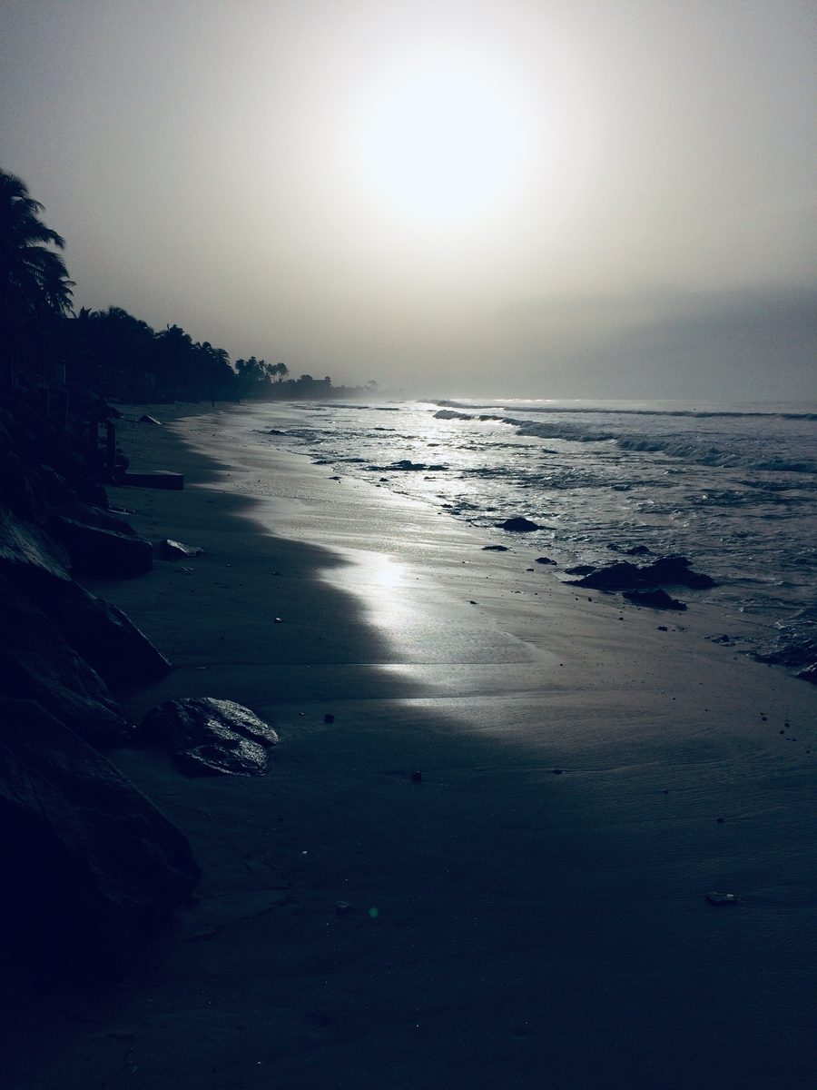 Strand und Küstenlinie von Kokrobite in Ghana