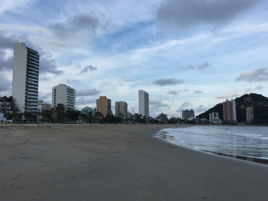 Пляж на Orla da Praia de Caiobá в Матиньюсе