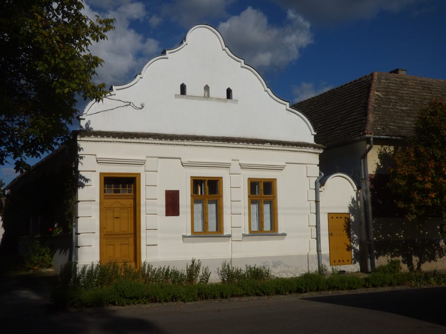 Характерный крестьянский дом в Часартьётеше