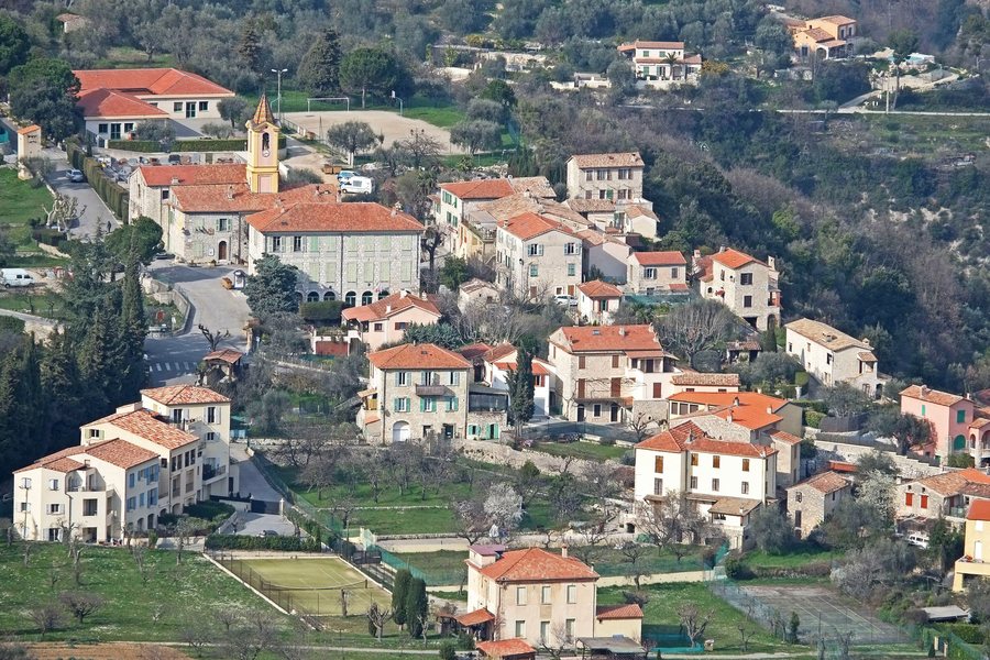 File:Vue du village de Châteauneuf-Villevieille depuis les ruines de Châteauneuf.jpg