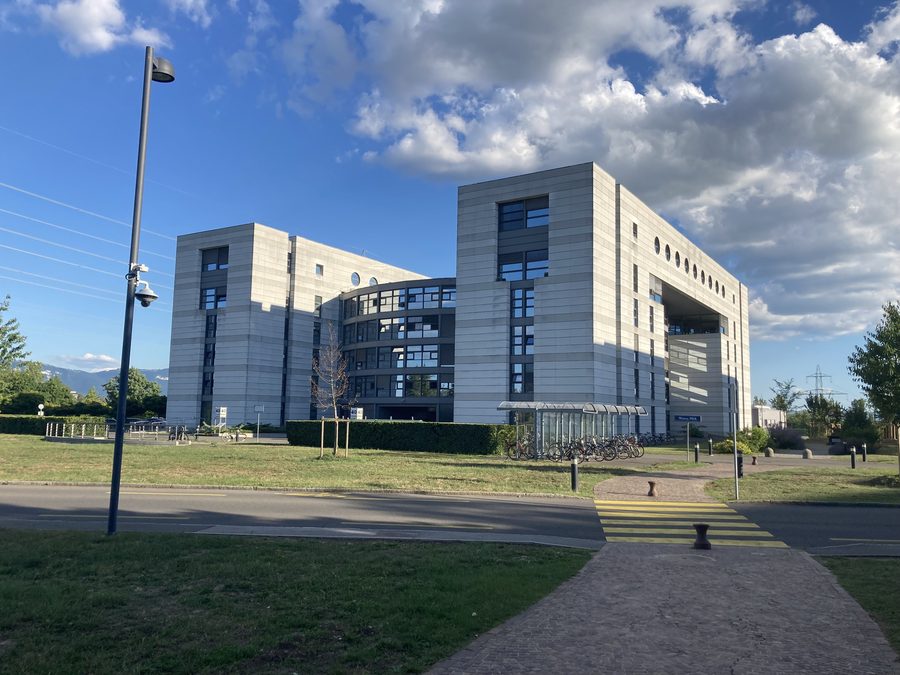 Здание 40 CERN на исследовательской площадке в Мейрэне