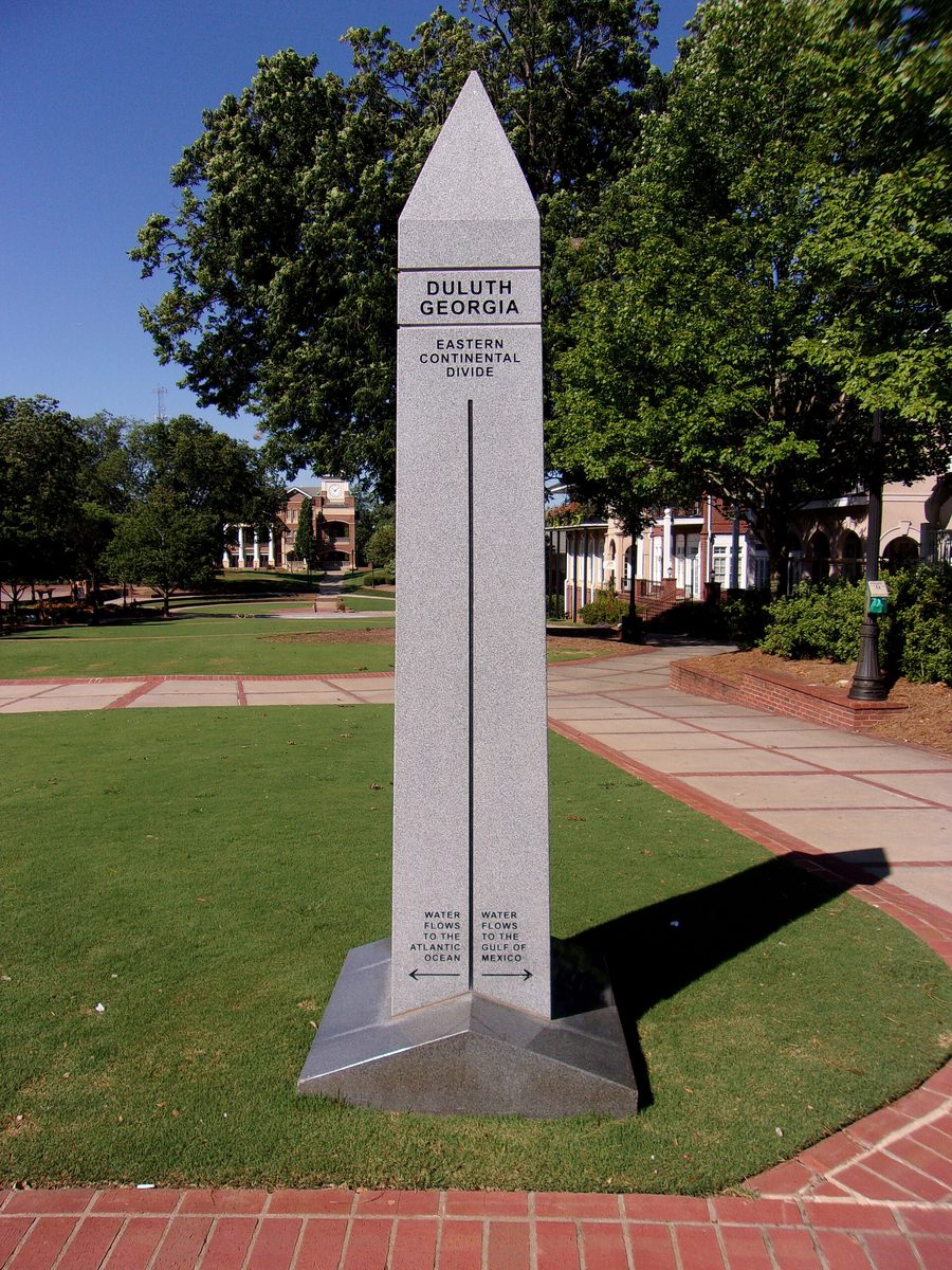 Памятник на Duluth Town Green в Дулуте, Джорджия