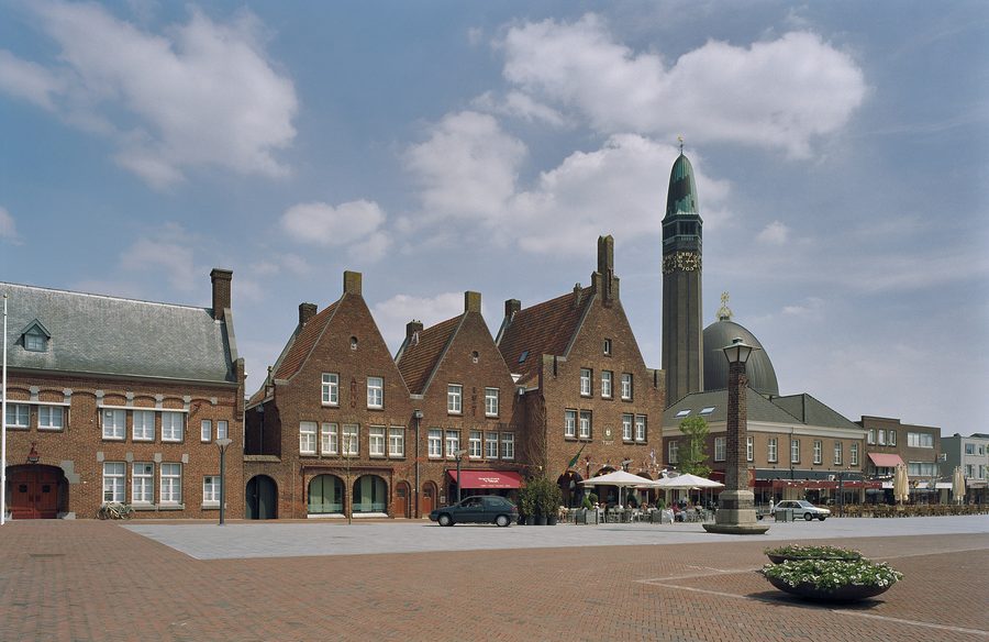 Исторический комплекс ратуши на Raadhuisplein в Ваальвейке с Sint Jan de Doperkerk на заднем плане