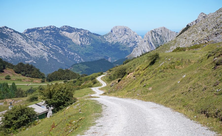 Straße durch den Naturpark Urkiola mit Berglandschaft im Hintergrund