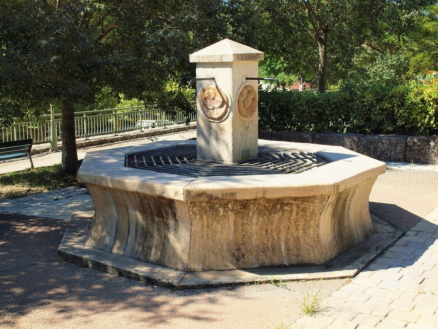 File:Ollières-FR-83-fontaine-a1.jpg