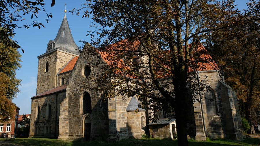File:Michaeliskirche Ronnenberg.jpg