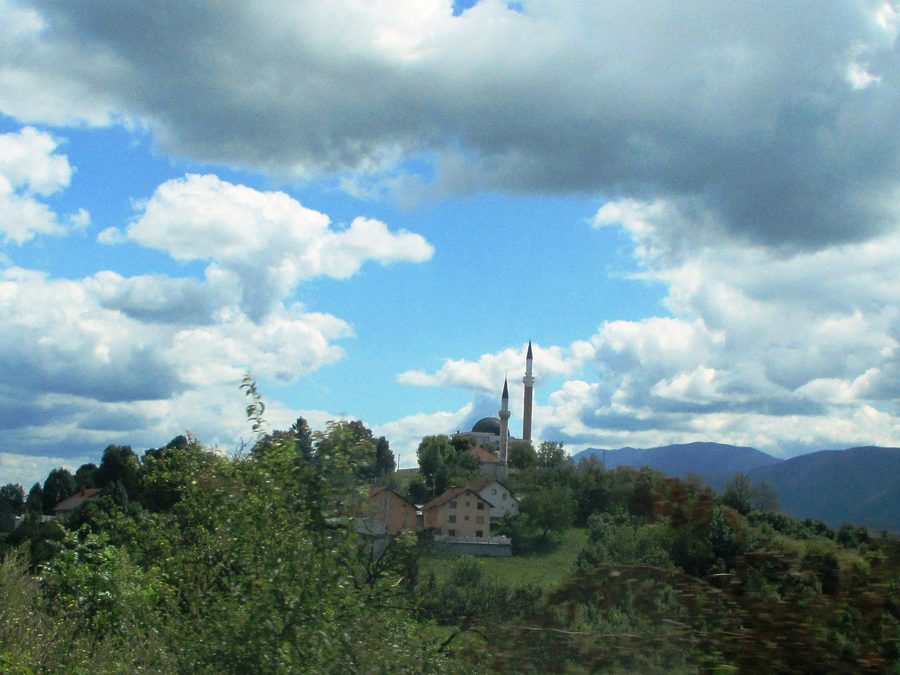 Панорама деревни Изачич в муниципалитете Бихач с двумя мечетями