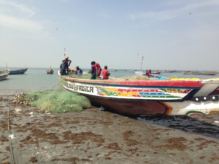 Fischerboot am Strand von Tanji in Gambia