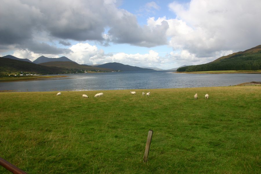Blick auf die Broadford Bay auf der Isle of Skye mit hügeliger Landschaft im Hintergrund