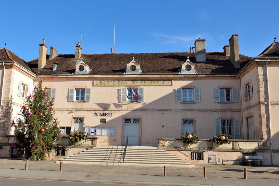File:Town Hall in Louhans France.jpg