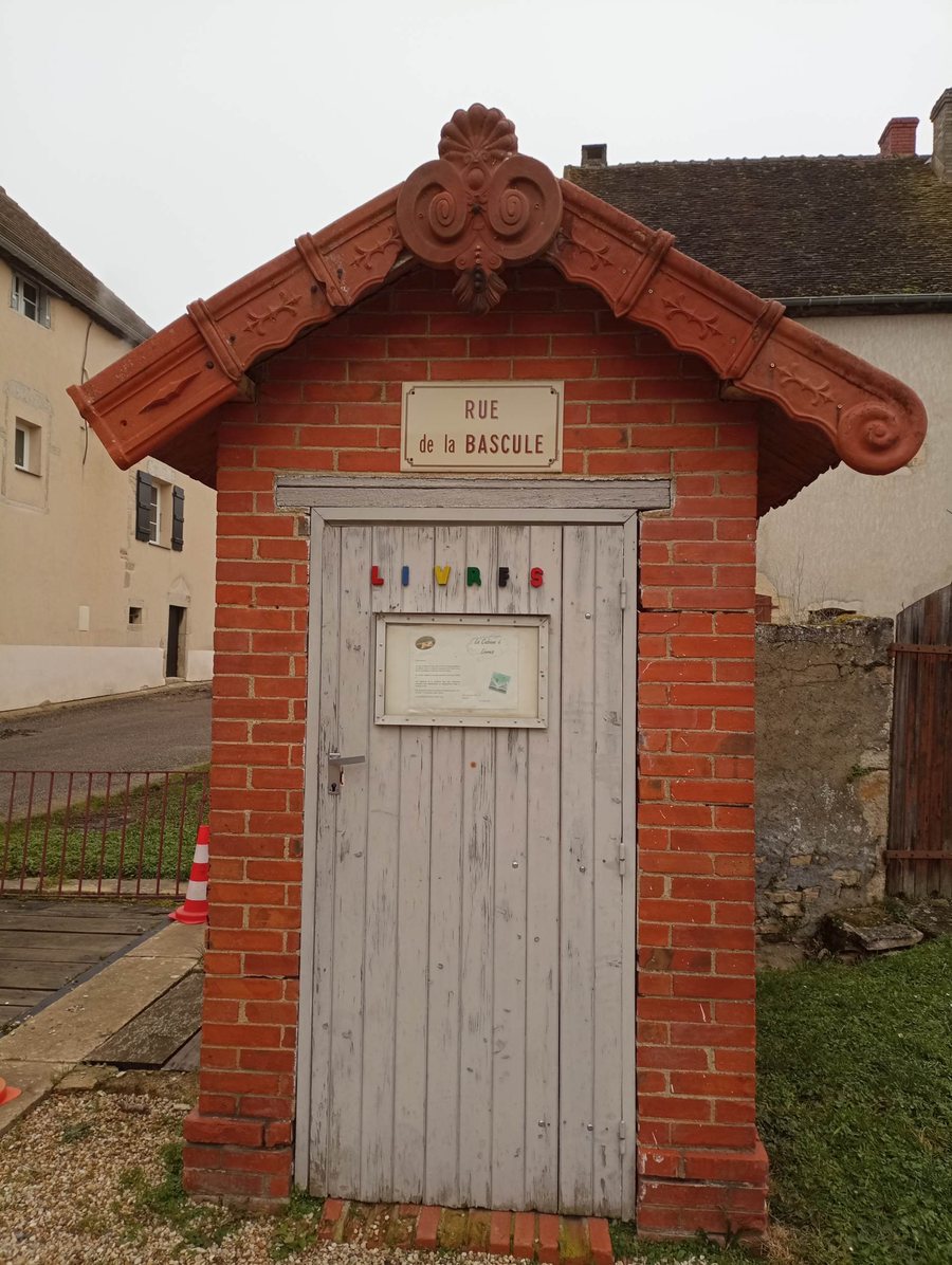 File:Beaumont-sur-Grosne - Rue de la Bascule - boîte à livres.jpg