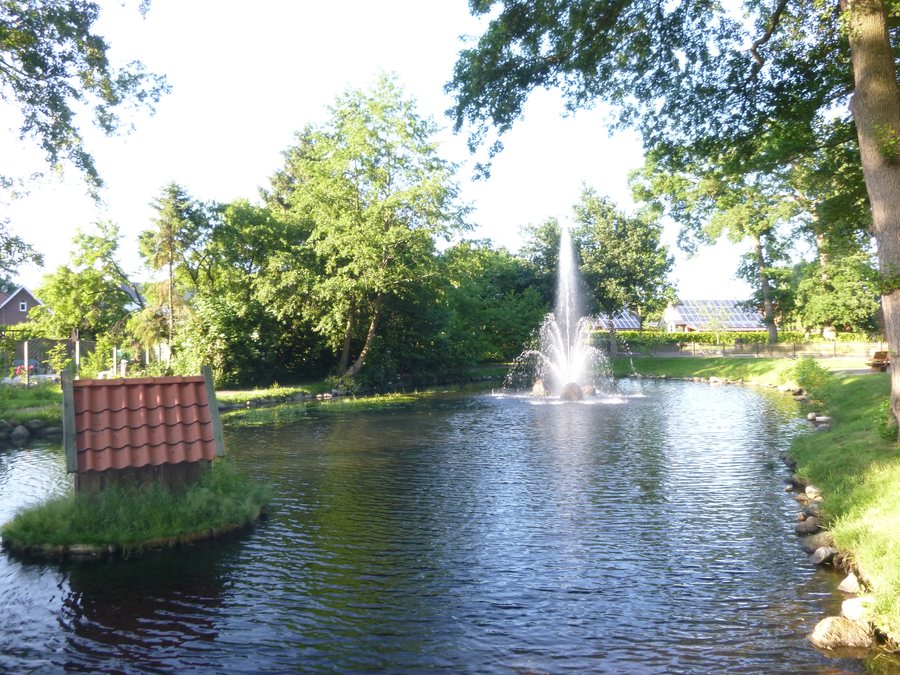 File:Lahn (Hümmling) lago de la modela bieno Heimathof.JPG