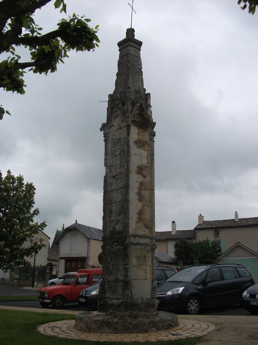 File:Croix hosannière de Ménigoute 01.JPG