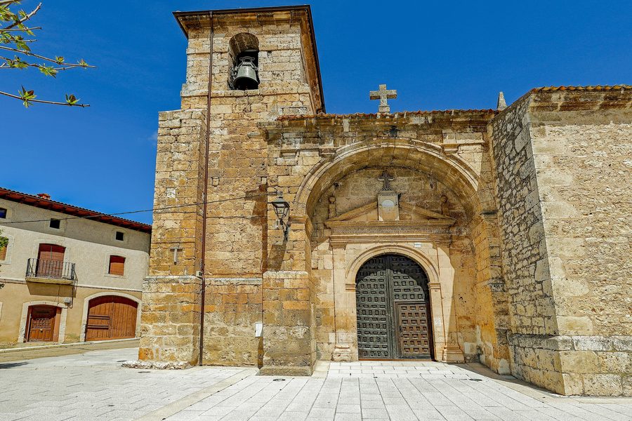 Hauptportal der Kirche Nuestra Señora de la Asunción in Baños de Valdearados