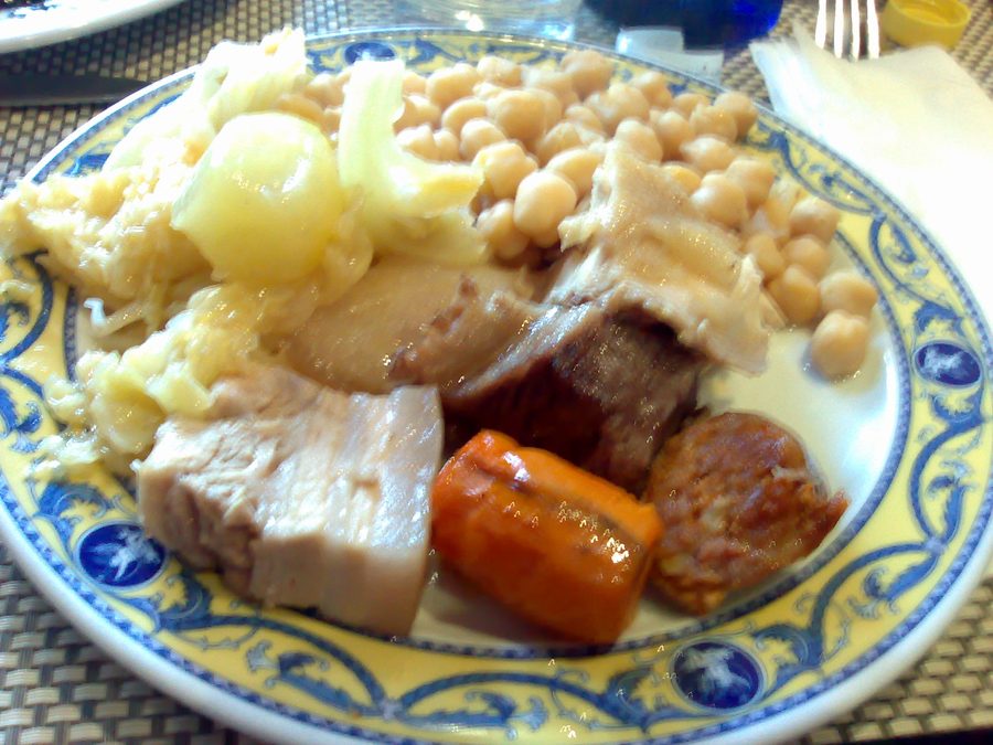 Cocido madrileño, поданный как испанское блюдо-рагу.
