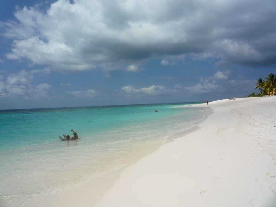 Пляж у Shoal Bay на Ангилье