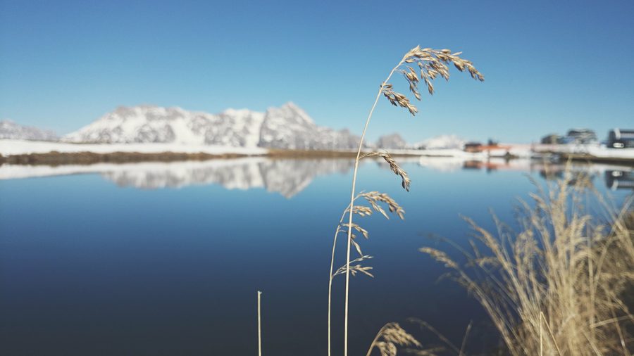Водоём-накопитель у Ацитцкогеля в альпийском ландшафте возле Заальбах-Хинтерглемма
