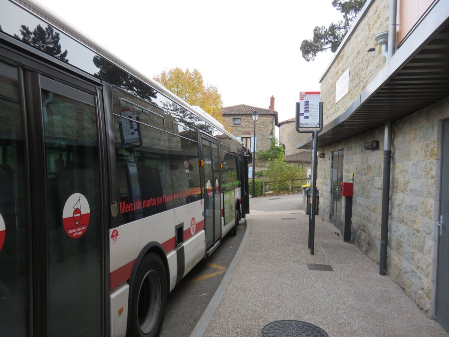 File:Thurins - Arrêt TCL avec bus.jpg