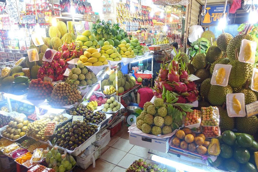 Frisches Gemüse und weitere Waren an einem Verkaufsstand im Bến Thành Market in Ho Chi Minh Stadt