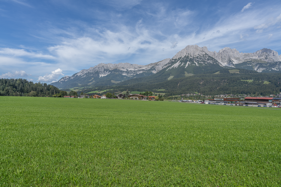View of Ellmau and surroundings with a meadow from the Austraße