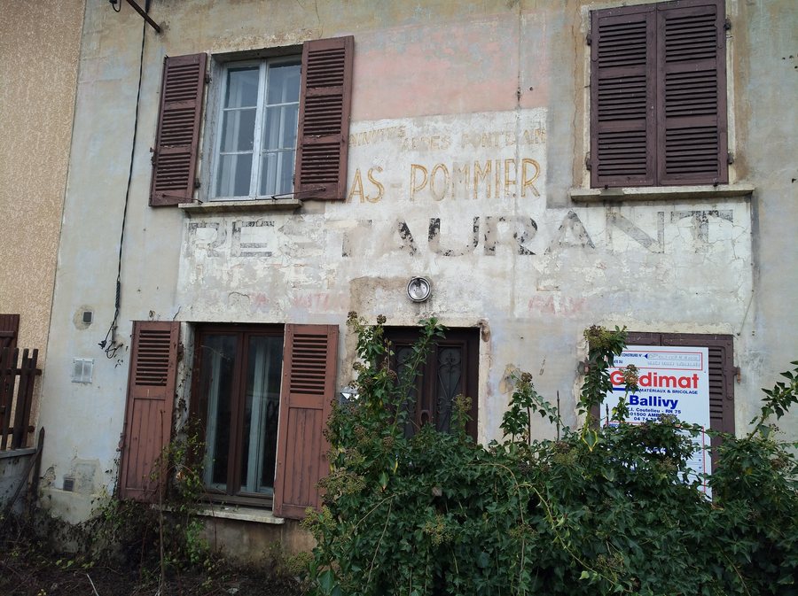 File:Coutelieu (Ambronay) - Ancien restaurant - jan 2018.jpg