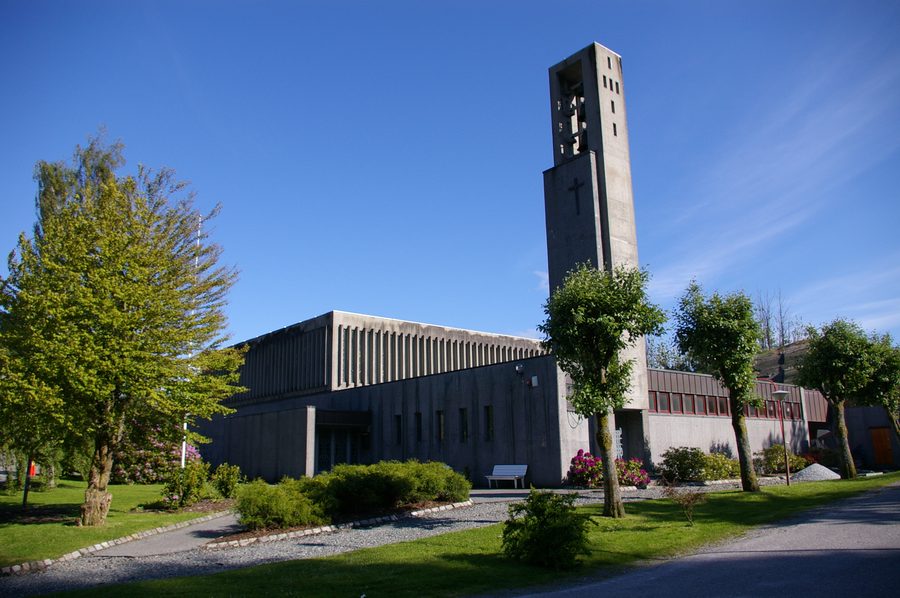 Внешний вид церкви Strusshamn kirke на Аскёе в Норвегии
