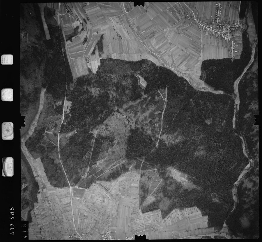 Аэрофотоснимок Нойбэренталя, точнее исторического ландшафта заселения у Вурмберга в Энцкрайсе